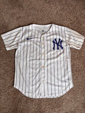 Youth Medium New York Yankees Baseball Jersey.